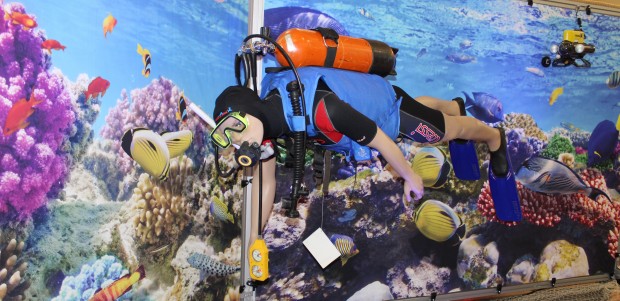 Taucher mit Tauchroboter in einer Ausstellung von Ben Schaefer